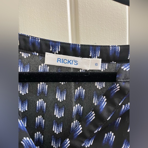 Ricki’s vneck blouse hi low hem. - Picture 2 of 3